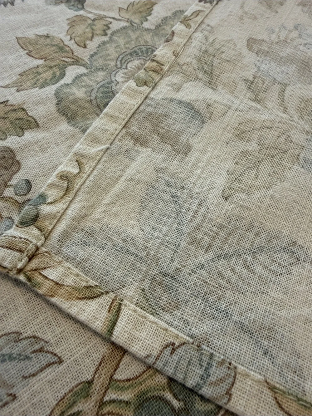 Vintage Linen Blend 65” Round Tablecloth and 4 19” Napkins, Botanical Print